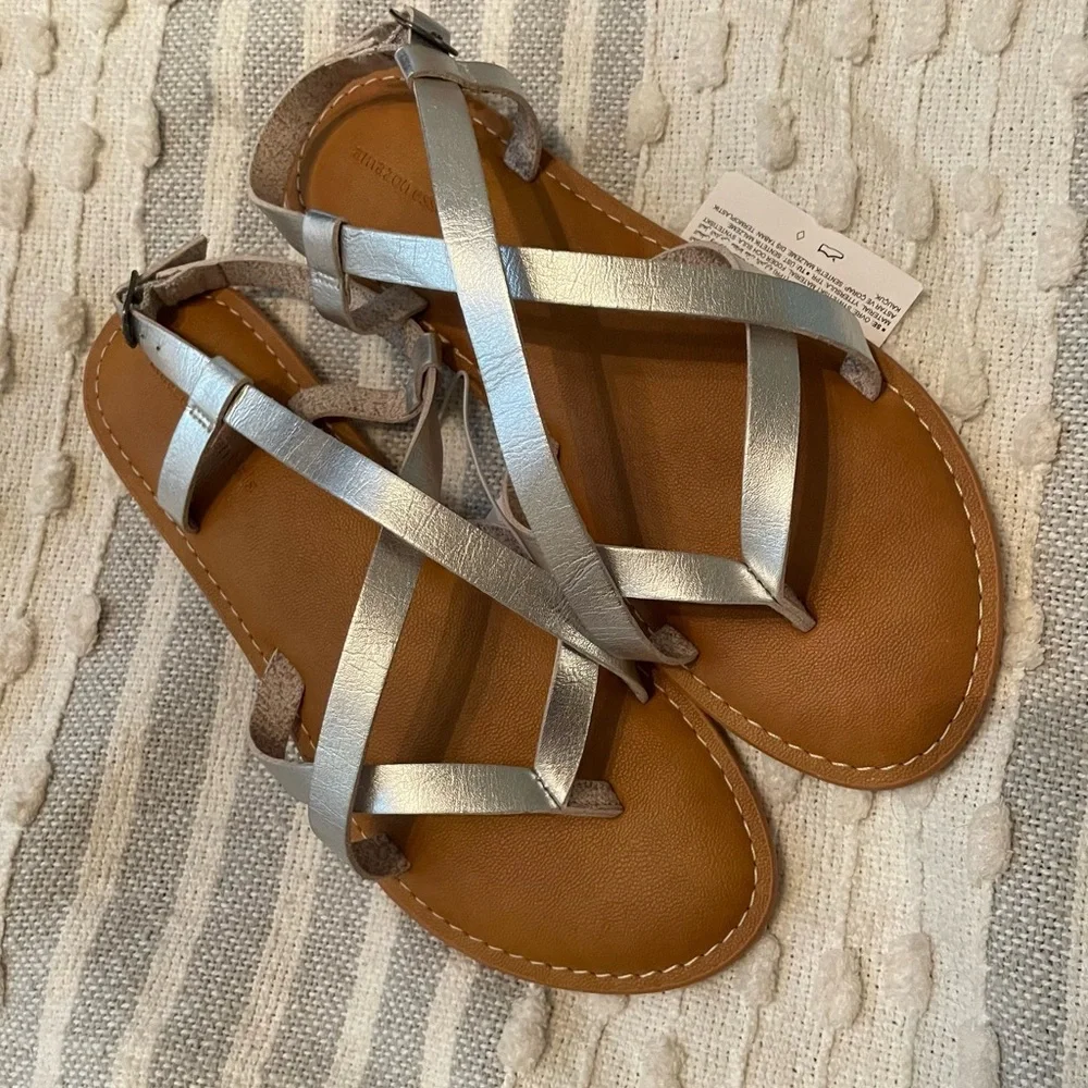 Amazon Essentials Women's Casual Strappy Sandal Silver metallic NWT Size 8